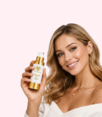 Femme souriante aux cheveux blonds tenant la Crème de Nuit Velvéas Paris 50ml - Peau douce et régénérée